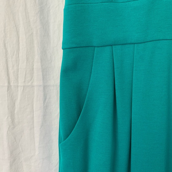 EUC Taylor Ruffle V-Neck Sleeveless Sheath Dress - Picture 4 of 9